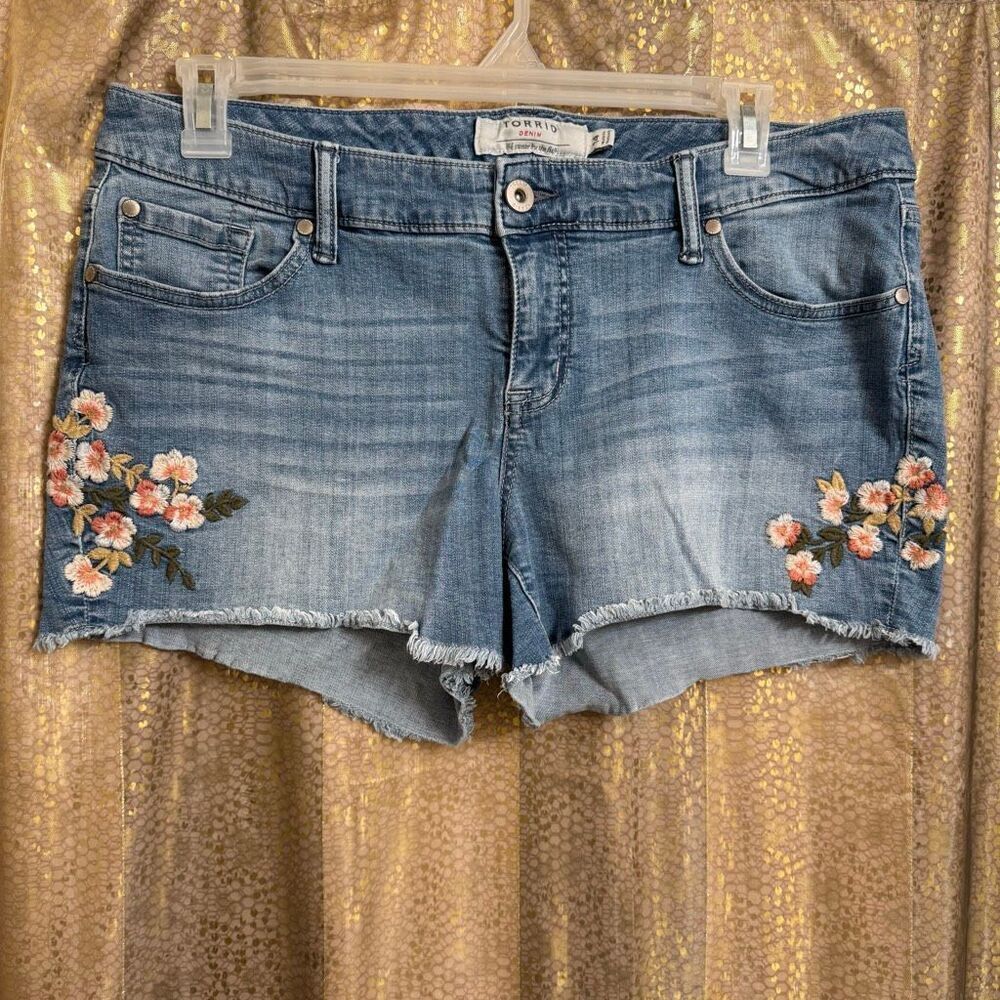 Torrid Light Wash Pink Floral Embroidered Raw Hem Shorts 14